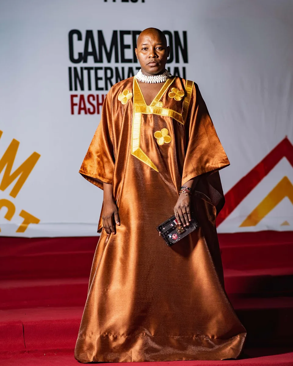 Guest in a bronze satin boubou on the red carpet